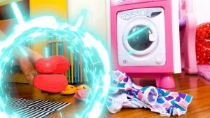 Детские мультики - Стираем одежду для куклы Беби Анабель! - Весёлые игры  дочки матери с Baby Doll