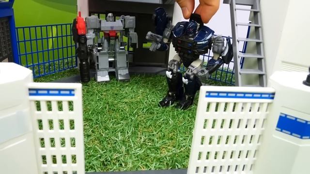 Наносим удар Десептиконам и срываем побег Мегатрона из тюрьмы! Роботы Трансформеры в шоу Той Мастер смотреть онлайн