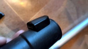 Если сломался фиксатор щётки пылесоса, нужно всего лишь...