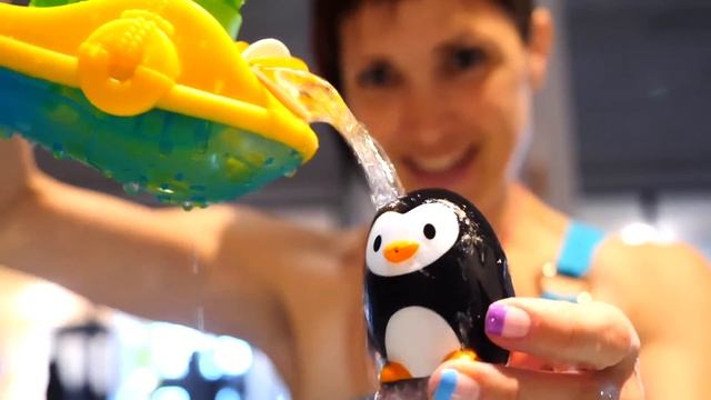 Маша Капуки и игры в бассейне. Игрушки и веселая песенка - Веселые видео для детей
