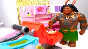 Кафе Барби готовится к ХЕЛЛОУИНУ! Что придумали куклы? Видео для девочек игры готовка