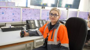 Вся фабрика – как на ладони:
Юлия Кошельская рассказала о работе оператора пульта управления