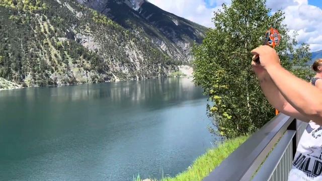 На BMW M5 F90 на природу красивые горы красота ￼Австрия смотреть онлайн