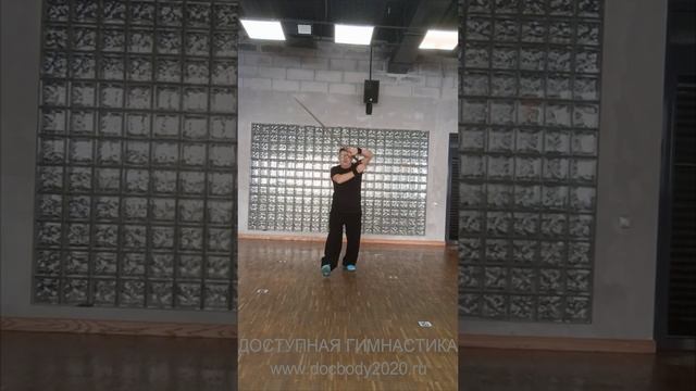 Упражнения с тренировочным двуручным мечом Цзянь в студии (12)