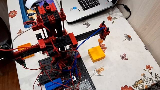 Fischertechnik манипулятор с вакуумным захватом