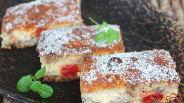Творожная запеканка с вяленой вишней и орехами