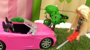 Видео для девочек. Сломанная машина куклы Барби