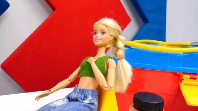 Куклы Барби и игры в доктора. Видео для детей Мегаклиника — лечим игрушки!