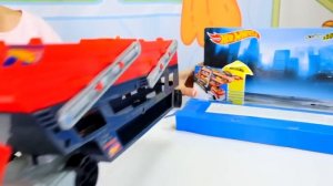 Автовоз и машинки Хот Вилс для детей едут на Гоночный Трек