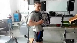 Татарские народные мелодии играет талантливый баянист Ильдус Габдуллин