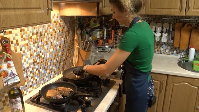 «Відеокухня» №24   Олена Дяченко готує горохове пюре з карасями