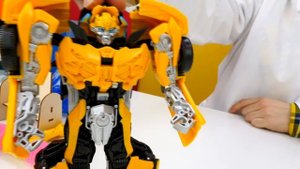 Видео про супергероев. Супермен у Доктора Ой! Робот Трансформер Бамблби нуждается в топливе!