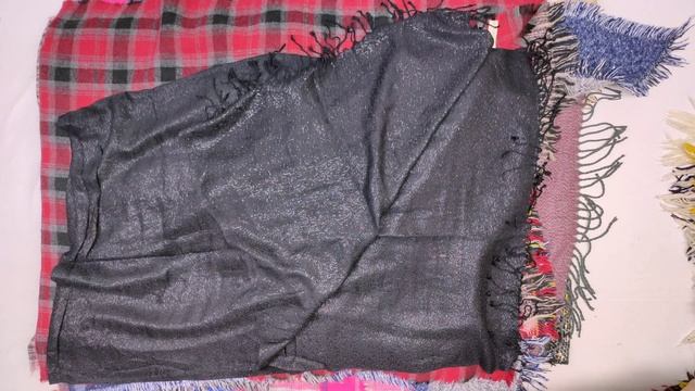 g-159. Шали Осень-Зима. Супер крем . Австрия. Лот 14477 12,4кг. 60ед. смотреть онлайн