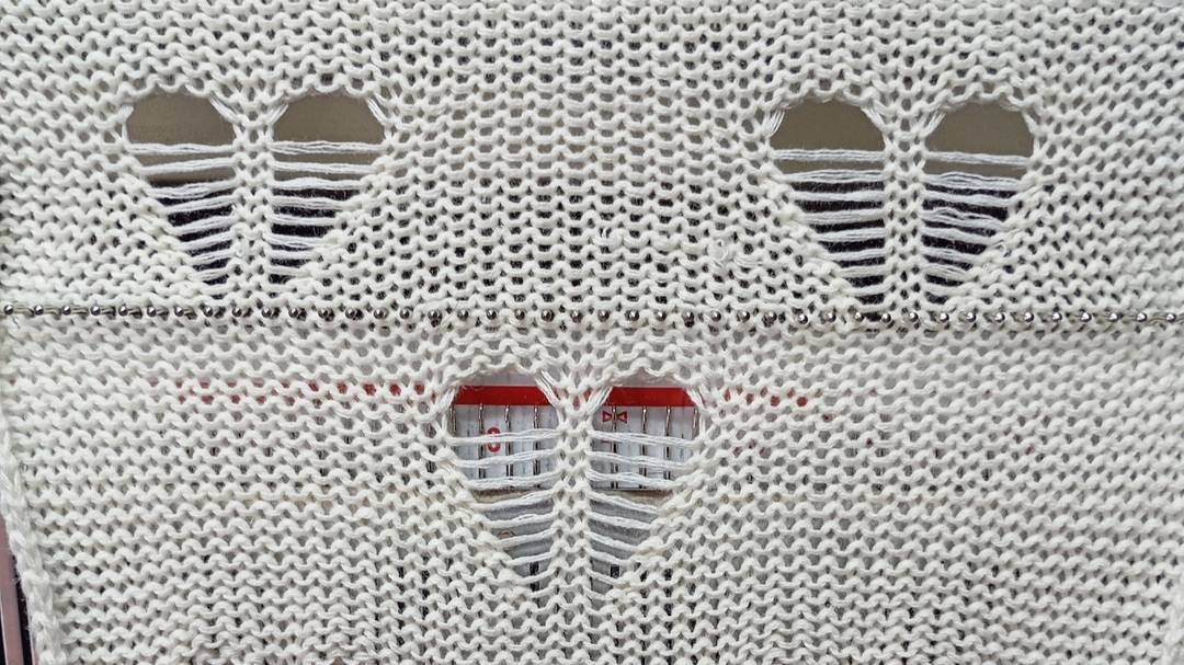 Простой узор сердечки на однофонтурной вязальной машине. смотреть онлайн