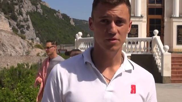 Севастопольская молодёжь передала в дар Ялте флаг Российской Федерации.
