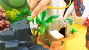 Доктор Ой лечит игрушки из мультфильмов Энканто и Моана. Мирабель уснула на солнце!