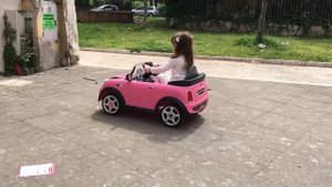 Детский электромобиль Mini Cooper S. Катаемся на электромашинке. Children electric car