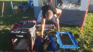 Собака в караване автодоме кемпере