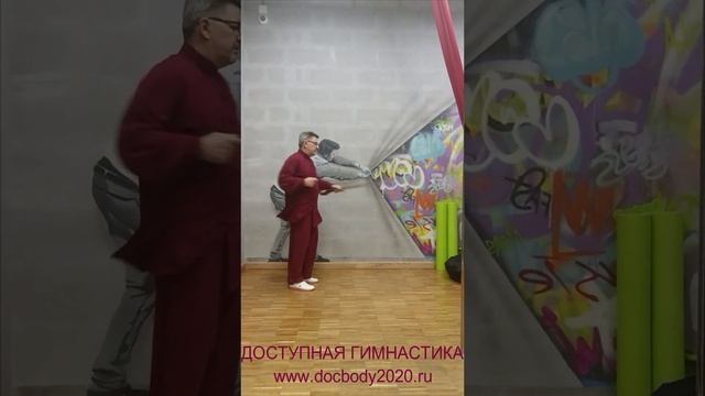 Упражнения с тренировочным двуручным мечом Цзянь в студии (10)