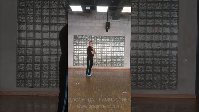 Упражнения с тренировочным двуручным мечом Цзянь в студии (18)