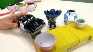 Кафе на Дереве - Полицейские машинки и строительная техника.