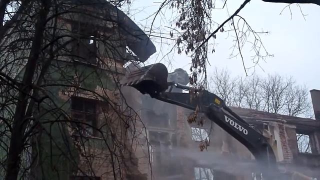 девочка и летящие кирпичи при сносе Дома Стройбюро смотреть онлайн