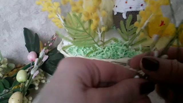 Пасхальная композиция с цыплёнком и куличом.