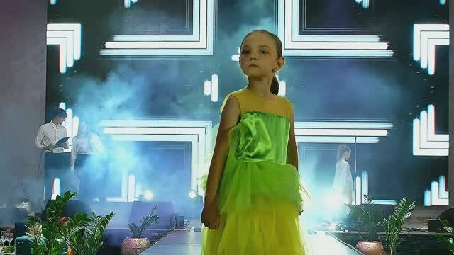 ПОДИУМ ДЛЯ КУКОЛ . Childrens fashion show | Детский показ моды .