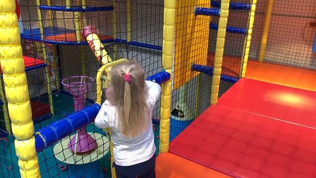 БАТУТНЫЙ ПАРК: ПРИКЛЮЧЕНИЯ В ПАРКЕ РАЗВЛЕЧЕНИЙ смотреть онлайн