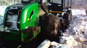 Форвардер Амкодор тонет в болоте  -7