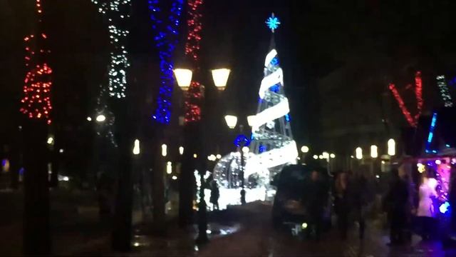 Артёмка едет на светящейся лошадке... Псков, Октябрьский пр. Детский парк. 23.12.2016, 20:08 смотреть онлайн