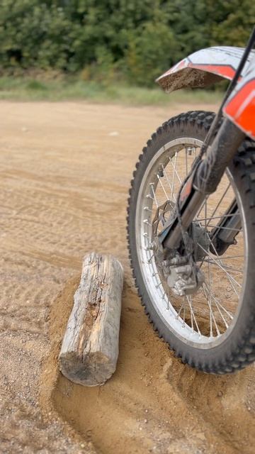 Как переехать бревно на эндуро, питбайке. Новичек и опытный райдер. #мотокурорт #motokurort #shorts смотреть онлайн