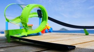 Машинки Басс и Спиди на гоночной трассе - видео с машинками