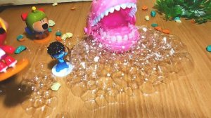 Лисичка из мишек мимимишек принесла пенный пистолет и акуленок акул с Машей и кешей играли в пене