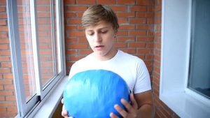 СПАСЕТ ЛИ 2000 МЕТРОВ ИЗОЛЕНТЫ АРБУЗ ОТ ПАДЕНИЯ С 15 ЭТАЖА