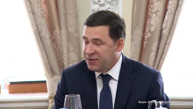 Евгений Куйвашев и Умар Кремлёв вручили многодетным семьям сертификаты на приобретение жилья.