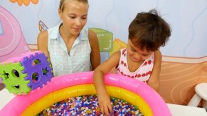 Бассейн с шариками. Учим цвета и геометрические фигуры