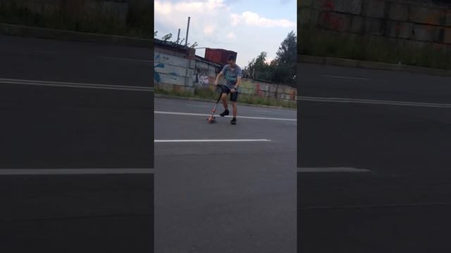 Друг катается на трюкавом самокате смотреть онлайн