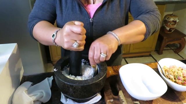 Gigi's Lao Kitchen: Lao food: How to make Oxtail Soup with Cassia Flower Leaves / Kang-Kee-Lek