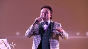 “Необыкновенные глаза”,поет Артур Готфрид