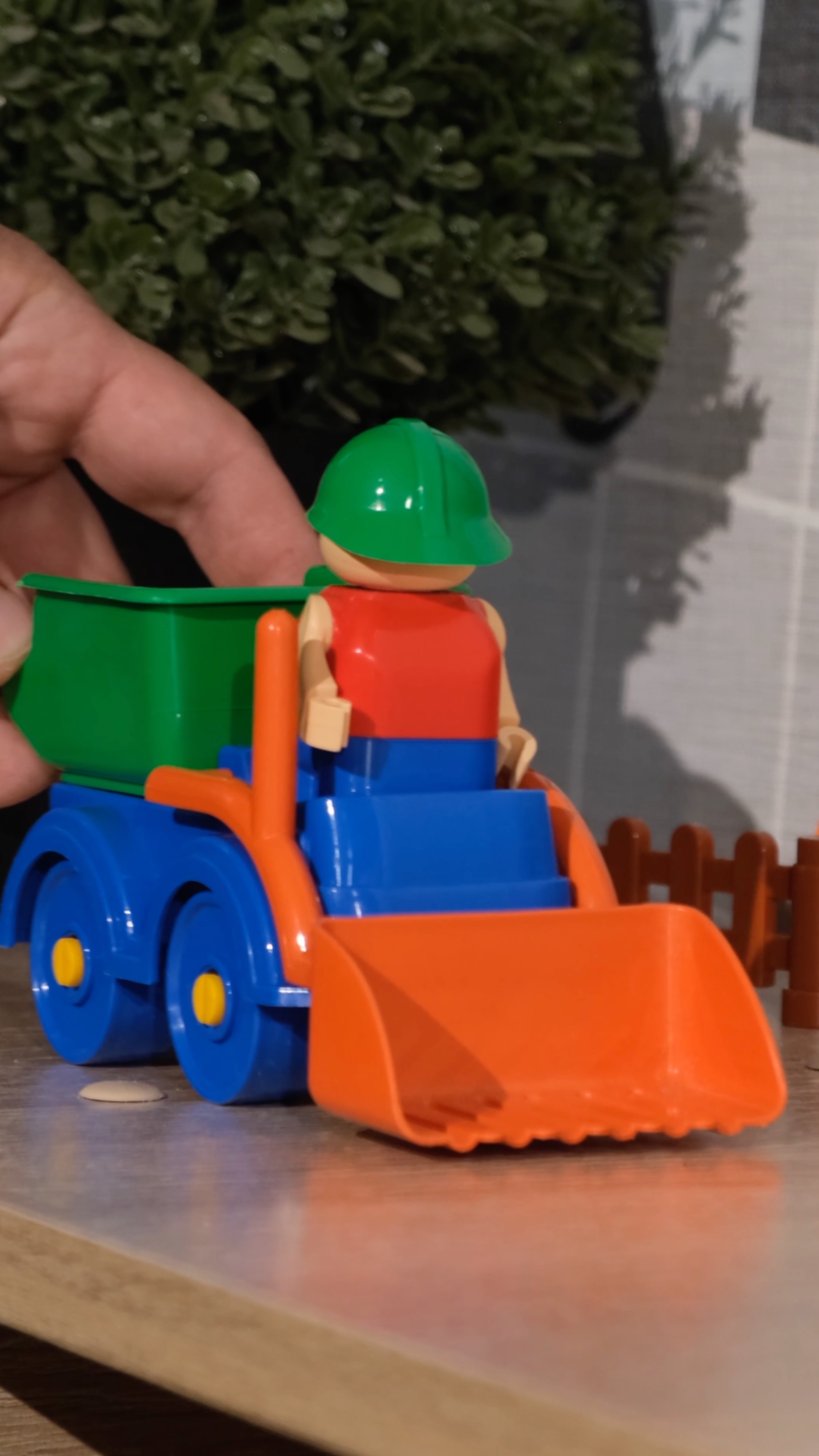 Маленький бульдозер падает вниз и летит смотреть онлайн