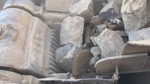 Строительство, дробление щебёнки