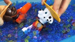 Щенячий патруль и Грузовичок Лёва в бассейне - Видео с игрушками