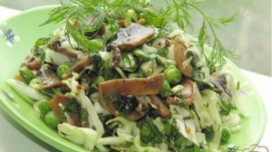 Салат с шампиньонами и шпинатом