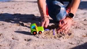 Строительные МАШИНКИ на пляже - Маша Капуки Кануки - Игры для малышей с машинками