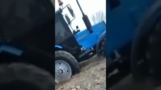 Трактор МТЗ взбирается в горку