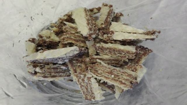 Слоеный десерт из йогурта с зефиром, орехами и шоколадными шариками