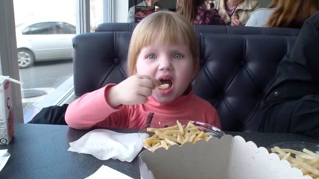 VLOG.Отдыхаем семьей, идем в "Крылья".Маша открывает подарочек смотреть онлайн