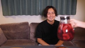 Японец пробует ШАРЛОТКУ и КОМПОТ впервые