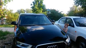 Ребенок моет машину